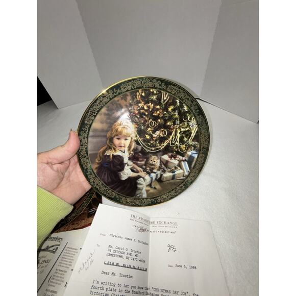 Victorian Christmas Collection CHRISTMAS DAY JOY Plate by Sandra Kuck in Box - Picture 5 of 6